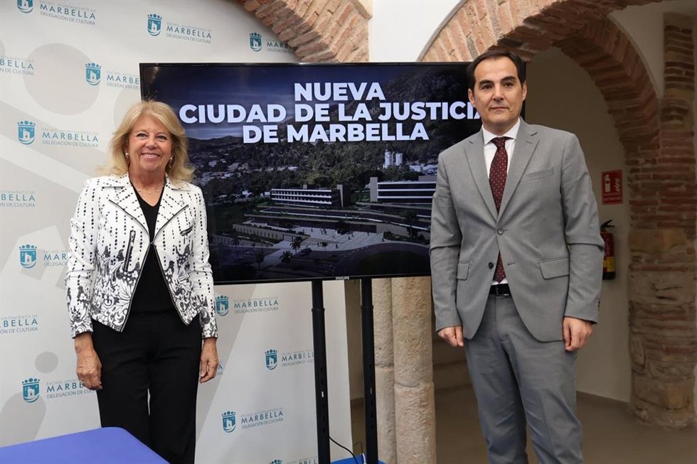 El consejero de Justicia, Administración Local y Función Pública, José Antonio Nieto, junto a al alcaldesa de Marbella, Ángeles Muñoz, ha presentado este lunes a los operadores jurídicos de Marbella el estudio de implantación de la Ciudad de la Justicia.