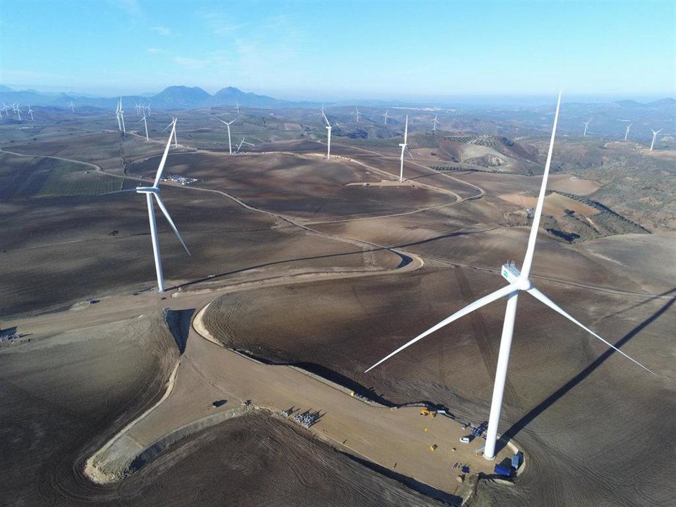 Archivo - Torres eólicas para producir energía renovable en Andalucía. (Foto de archivo).