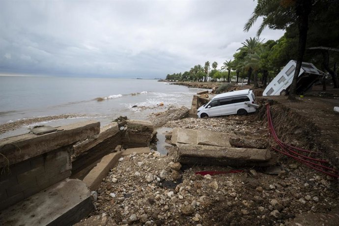Archivo - Una caravana volcada por las lluvias, a 13 de octubre de 2025, en Alcanar, Tarragona, Catalunya (España).