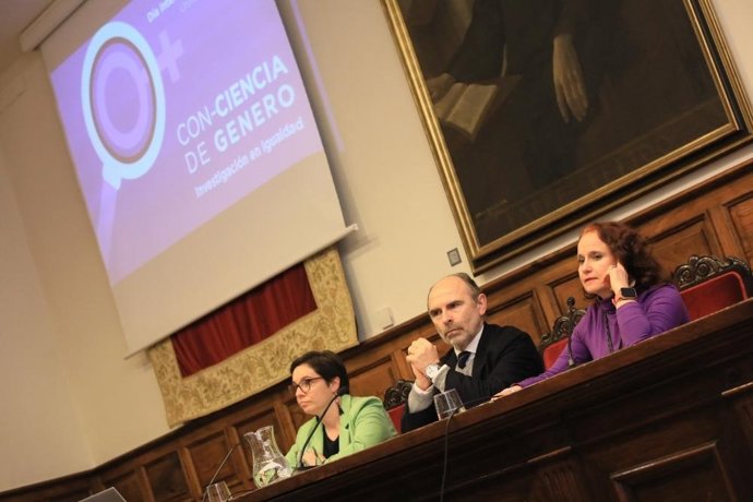 El Rector, Ignacio Villaverde; Junto A La Directora De Área De Igualdad, Paz Menéndez Sebastián, Y La Directora De Igualdad Del Gobierno De Asturias, Vanesa Fernández.