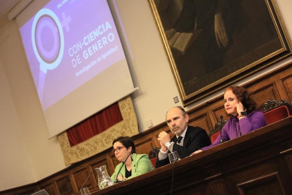 El Rector, Ignacio Villaverde; Junto A La Directora De Área De Igualdad, Paz Menéndez Sebastián, Y La Directora De Igualdad Del Gobierno De Asturias, Vanesa Fernández.
