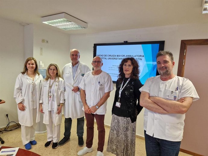 Bárbara Jiménez y Beatriz Laserna; el jefe de servicio de Anestesia, Jesús Bujarrabal; el gerente del área sanitaria, Miguel Rodríguez; la directora del hospital, Liliana Meana, y el coordinador quirúrgico, Francisco Moreno.