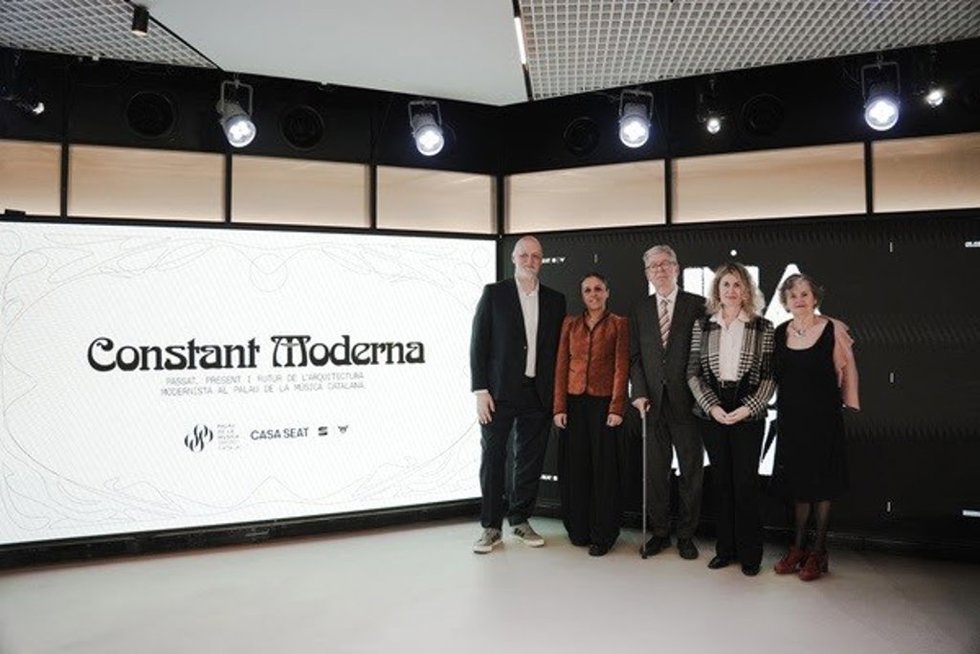 El director del Palau de la Música Catalana, Joan Oller, la directora de Casa Seat, Cristina Vall-Llosada, y los tres comisariados de la exposición.