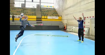 Feijóo revive sus años jugando al balonmano en el colegio durante una visita a Nava de la Asunción (Segovia)