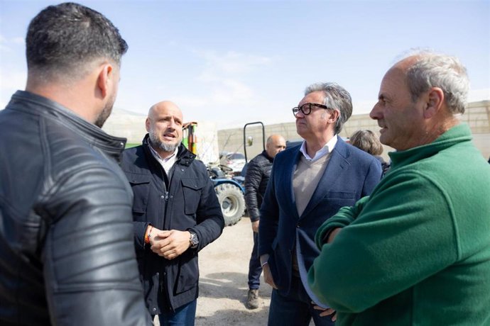 Archivo - El portavoz del Grupo Parlamentario Vox en Andalucía, Manuel Gavira, junto a otros representantes de Vox durante su reunión con agricultores en Campohermoso, en el municipio de Níjar (Almería).