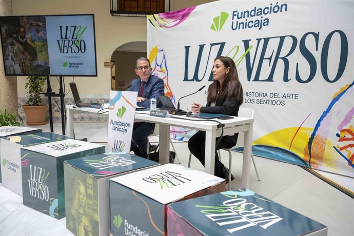 El director general de la Fundación Unicaja, Sergio Corral, y la directora de División de Actividades, Comunicación e Imagen de la institución, Cristina Rico, durante la presentación de 'Luz y Verso'