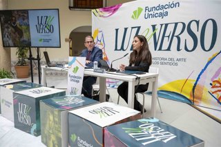 El director general de la Fundación Unicaja, Sergio Corral, y la directora de División de Actividades, Comunicación e Imagen de la institución, Cristina Rico, durante la presentación de 'Luz y Verso'