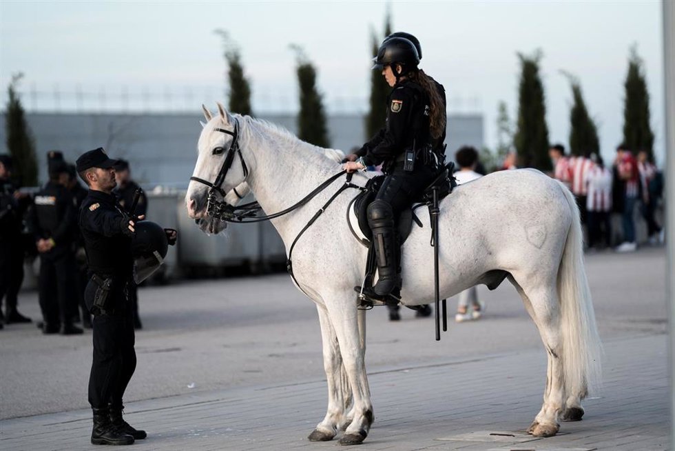 Archivo - Varios agentes de Policía a caballo controlan los exteriores del Cívitas Metropolitano, a 10 de abril de 2024, en Madrid (España). Aficionados del equipo alemán, Borussia Dortmund, han salido a las calles de Madrid para la previa antes del par
