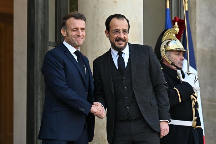 Archivo - El presidente de Francia, Emmanuel Macron, recibe al presidente de Chipre, Nikos Christodoulides, en una reunion en el Eliseo el pasado diciembre. 