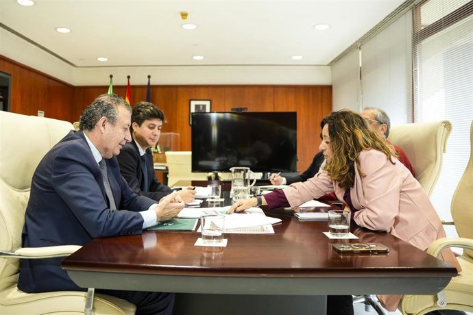 La consejera de Desarrollo Educativo y Formación Profesional de la Junta de Andalucía, Carmen Castillo, (d) junto al presidente de la Diputación de Sevilla, Javier Fernández, (i) durante la reunión para tratar la situación del IES Hispalis.
