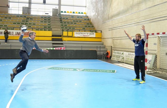 O líder do PP, Alberto Núñez Feijóo, jogando handebol durante sua visita a Nava de la Asunción (Segóvia)