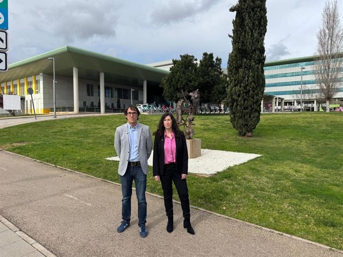 Los diputados del PSIB en el Parlament Iago Negueruela y Amanda Fernández, en Son Espases. 