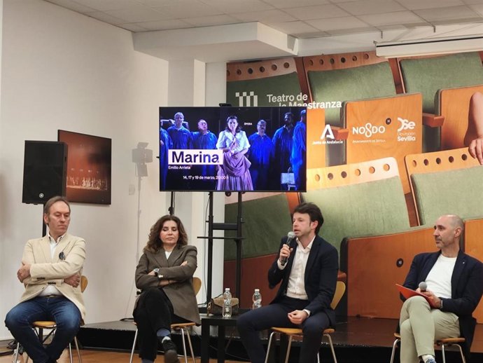 Intervención del director musical de 'Marina', Manuel Busto, durante la presentación de la citada ópera en el Teatro Maestranza de Sevilla el lunes, 9 de marzo.