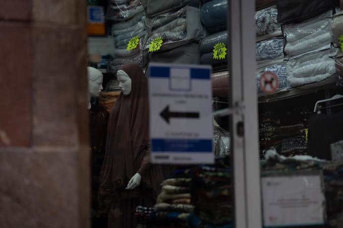 Archivo - Un burka en una tienda. 