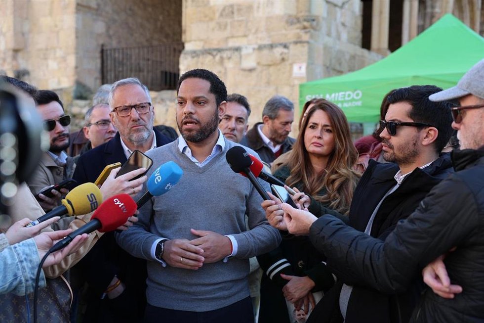 El secretario general de Vox, Ignacio Garriga, atiende a los medios en Segovia.