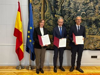 E secretario general de la FEMP, Luis Martínez-Sicluna, el subsecretario de Transportes, Rafael Guerra Posadas, y la presidenta del Organismo Autónomo Centro Nacional de Información Geográfica, Laura Barbas Calvo.