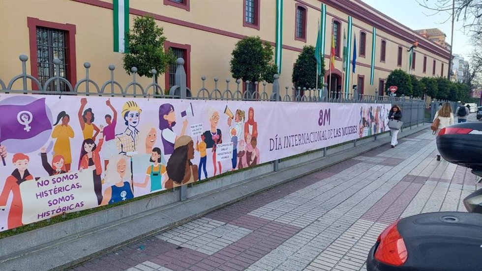 Lona con motivo del '8M' en la sede de la Diputación de Sevilla.