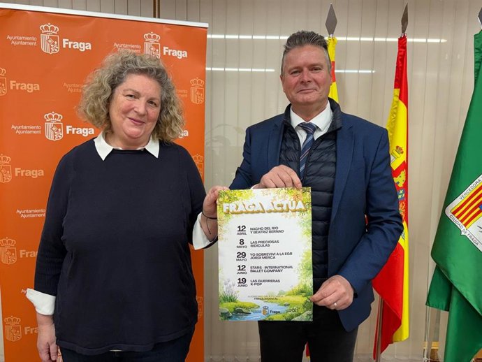 La técnica de Cultura del Ayuntamiento de Fraga, Carolina González, y el alcalde, Ignacio Gramún.