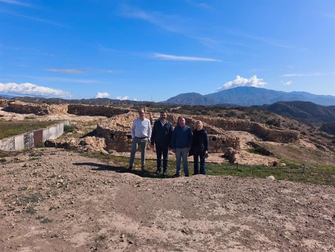 El delegado territorial de Turismo, Cultura y Deporte de la Junta en Almería, Juan José Alonso, durante su visita al Enclave Arqueológico de Los Millares.