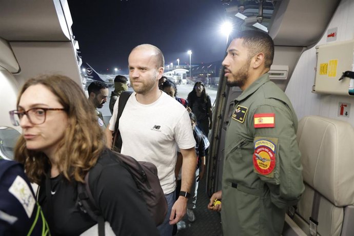 Evacuação de cidadãos espanhóis, em 4 de março de 2026, no Oriente Médio. Um avião A330 MRTT, com capacidade para cerca de 250 pessoas, decolou esta manhã da Base Aérea de Torrejón. A Ala 45 e o Esquadrão de Apoio à Implantação Aérea (EADA) são