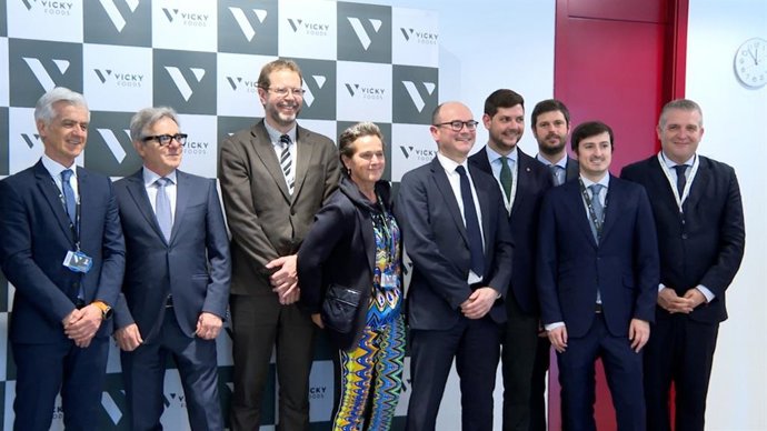 El ministro delegado de Industria de Francia, Sébastien Martin, es recibido por el alcalde de Gandia, José Manuel Prieto y visita la planta de Vicky Foods junto al secretario de Estado de Industria, Jordi García Brustenga