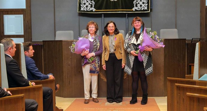María Ángeles Ruiz-Tagle y la Asociación de Mujeres TEDA recogen el VIII Premio a la Igualdad de la UC.
