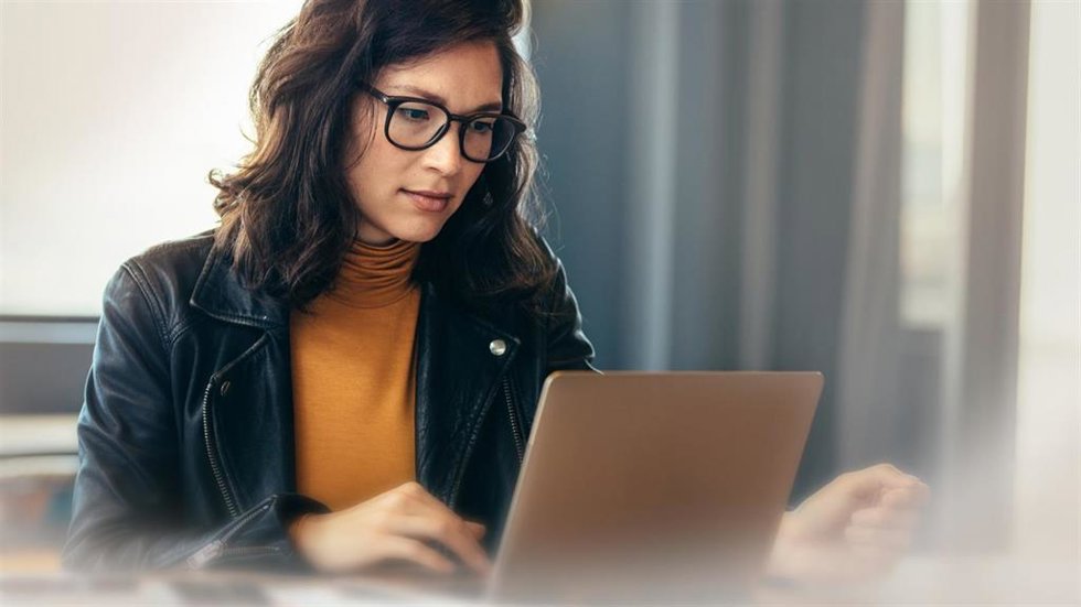 Una persona utiliza un ordenador de Microsoft.
