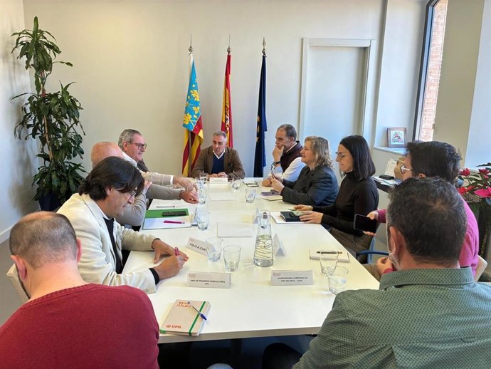 El conseller de Agricultura, Agua, Ganadería y Pesca, Miguel Barrachina en la reunión con las organizaciones profesionales agrarias y a la Federació de Cooperatives Agro-alimentàries de la Comunitat Valenciana