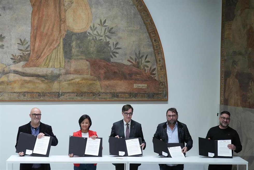 Archivo - Momento de la firma con el presidente Salvador Illa; Belén López (CC.OO.); Camil Ros (UGT);  y los secretarios generales Eduardo Núñez (CC.OO) y José Luis Fernández (UGT)