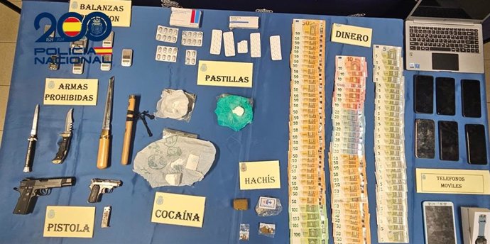 Droga, armas, dinero y otros efectos incautados por la Policía Nacional durante el desmantelamiento punto de venta de cocaína y hachís en Gijón.