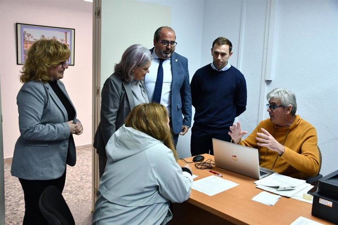 La subdelegada del Gobierno de España en Cádiz, Blanca Flores, el alcalde accidental de San Roque, Óscar Ledesma, en una visita a la oficina comarcal abierta para atender a afectados por las borrascas.