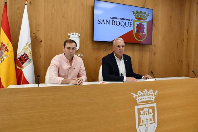 El alcalde de San Roque, Juan Carlos Ruiz Boix, con el concejal de Proyectos Estratégicos y Financiación Exterior, Alfonso Valdivia.