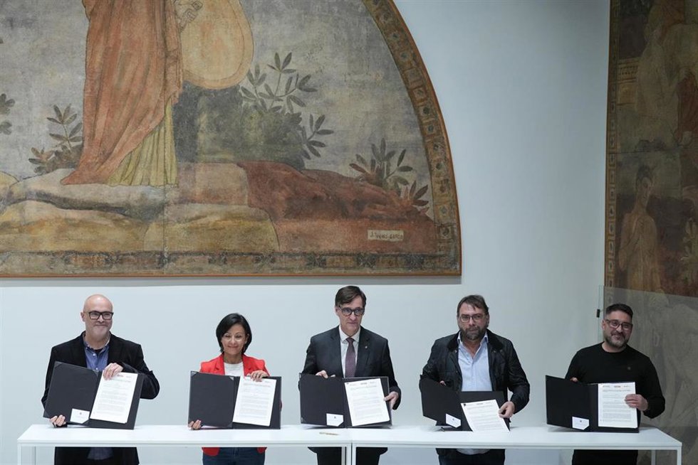 El president de la Generalitat Salvador Illa, el conseller de Presidencia y actual conseller de Educación Albert Dalmau, la secretaria general de CC.OO. de Catalunya Belén López, el secretario general de UGT de Catalunya Camil Rosdurante la firma del Ac