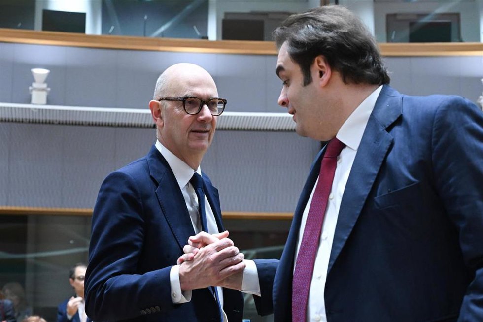 Archivo - El ministro de Economía y Finanzas de Francia, Roland Lescure, junto al presidente del Eurogrupo y ministro griego de Finanzas,, Kyriakos Pierrakakis.