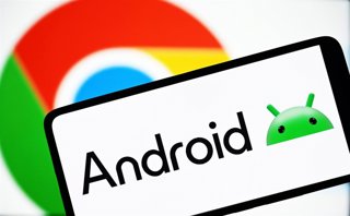 Archivo - December 29, 2024, Ukraine: In this photo illustration, an Android logo is seen on a smartphone and a ChromeOS logo in the background.