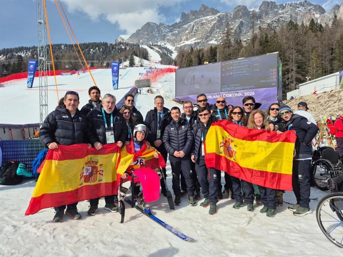 Audrey Pascual junto a la delegación española en los Juegos Paralímpicos de Invierno de 2026 con el ministro Pablo Bustinduy, el presidente del CSD José Manuel Rodríguez Uribes y el presidente del CPE Alberto Durán