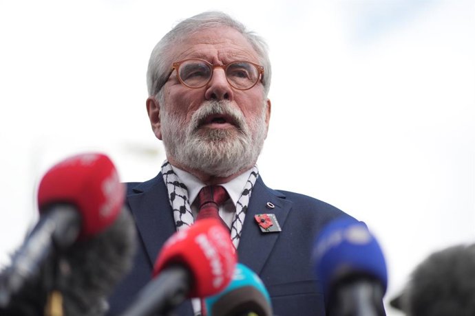 Archivo - Arquivo - 30 de maio de 2025, Irlanda, Dublin: O ex-presidente do Sinn Fein, Gerry Adams (C), fala em frente ao Supremo Tribunal de Dublin, após ter recebido uma indenização de 100.000 euros (84.000 libras esterlinas) por danos morais, após venc