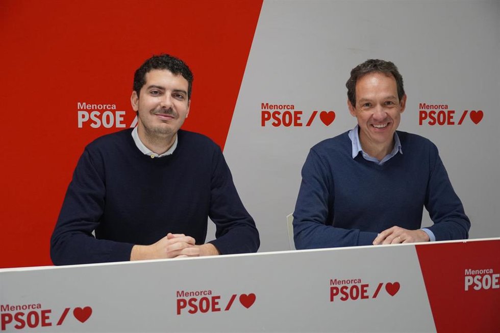 El secretario general del PSOE Menorca, Pepe Mercadal, y el diputado socialista en el Parlament, Marc Pons.