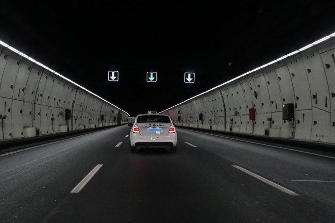 Archivo - Arxiu - Un taxi circula per una ciutat