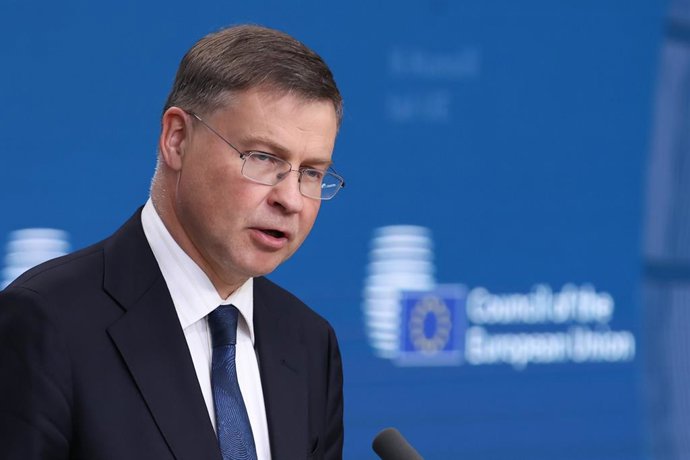 Archivo - HANDOUT - 08 July 2025, Belarus, Brussels: Valdis Dombrovskis, European Commissioner for Economy and Productivity; Implementation and Simplification, speaks during a joint press conference on the joining of Bulgaria to the EURO area. Bulgaria to