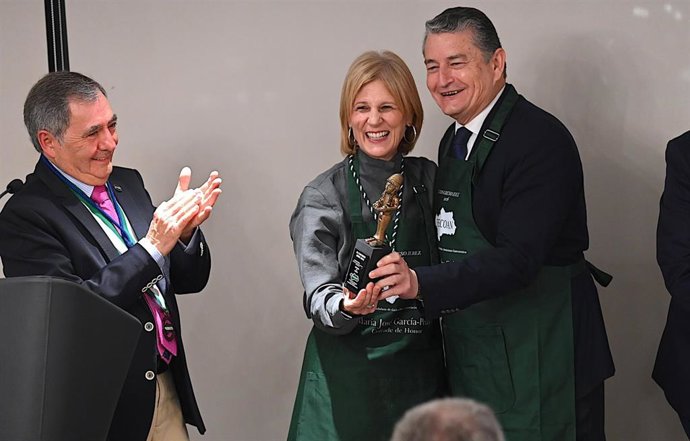 La alcaldesa de Jerez de la Frontera (Cádiz), María José García-Pelayo, y el consejero de Sanidad, Presidencia y Emergencias, Antonio Sanz, en los IX premios Al-Ándalus de Gastronomía, celebrados este domingo por la noche en Jerez