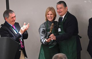 La alcaldesa de Jerez de la Frontera (Cádiz), María José García-Pelayo, y el consejero de Sanidad, Presidencia y Emergencias, Antonio Sanz, en los IX premios Al-Ándalus de Gastronomía, celebrados este domingo por la noche en Jerez