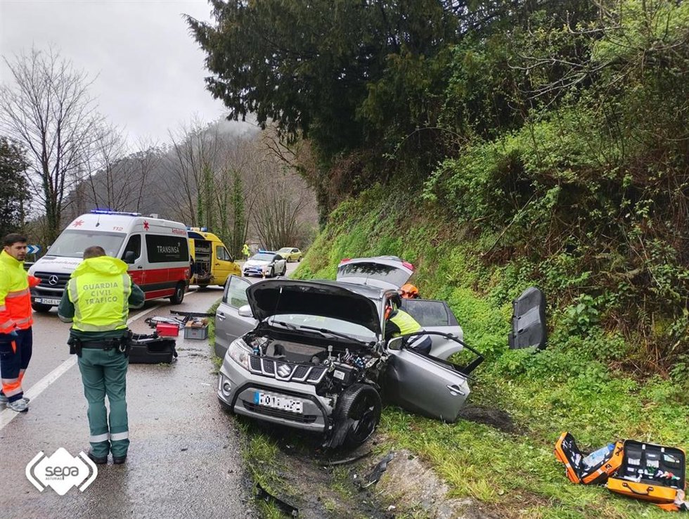 Imagen del accidente ocurrido en la N-634, en Ribadesela.