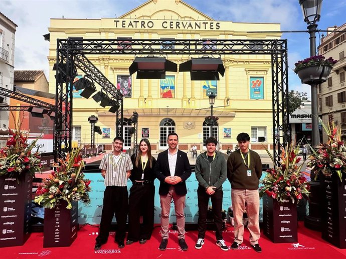 Cuatro jóvenes de la provincia participan en el Festival de Málaga como jurado popular gracias a la Diputación