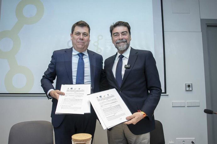 L'alcalde d'Alacant, Luis Barcala (d), es reuneix amb representants de CEV Alacant i el seu president, César Quintanilla (e)