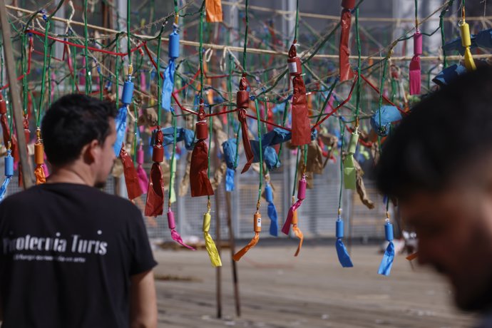 Varias personas montan la pirotecnia de la mascletà en la Plaza del Ayuntamiento de Valencia, a 9 de marzo de 2026, en Valencia, Comunidad Valenciana (España).