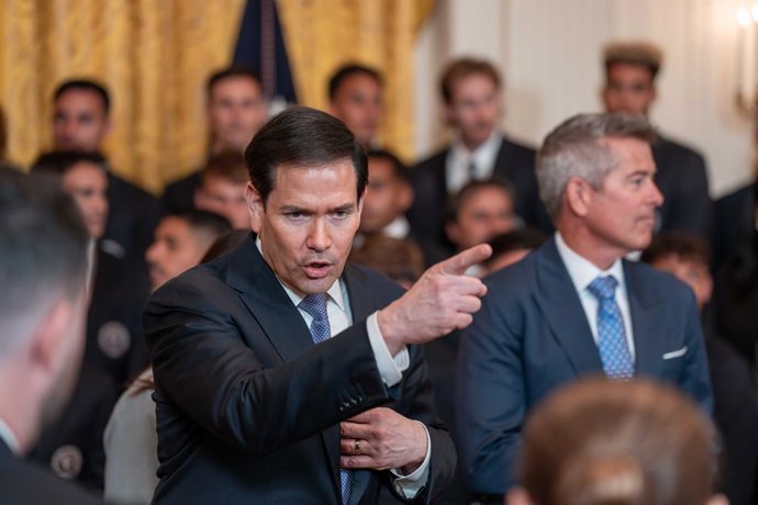 5 de março de 2026, Washington, Distrito de Columbia, EUA: O secretário de Estado MARCO RUBIO aponta e fala ao sair de um evento na Sala Leste da Casa Branca.