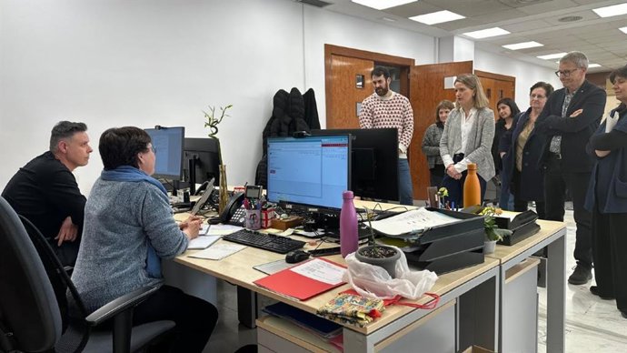 La consellera de Derechos Sociales e Inclusión de la Generalitat, Mònica Martínez Bravo, en una visita al EAIA de Terrassa (Barcelona)