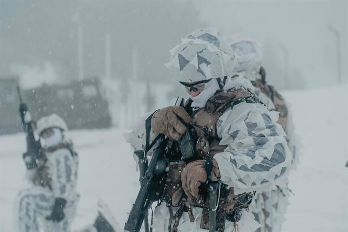 Soldados españoles se preparan para participar en el ejercicio 'Cold Response 26' en Noruega.