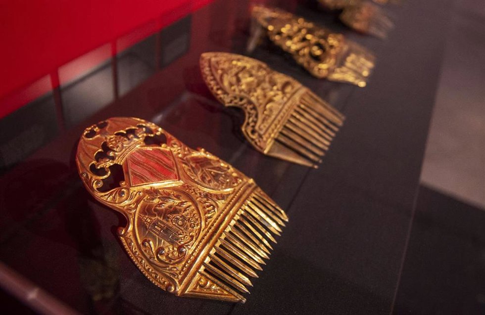 Una exposición recorre en la Diputació de Valncia la historia de la indumentaria fallera en el siglo XX